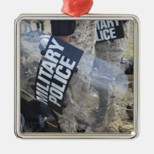 US-Marinesoldaten und -seeleute ziehen Silbernes Ornament