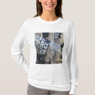 US-Marinesoldaten und -seeleute ziehen T-Shirt