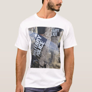 US-Marinesoldaten und -seeleute ziehen T-Shirt