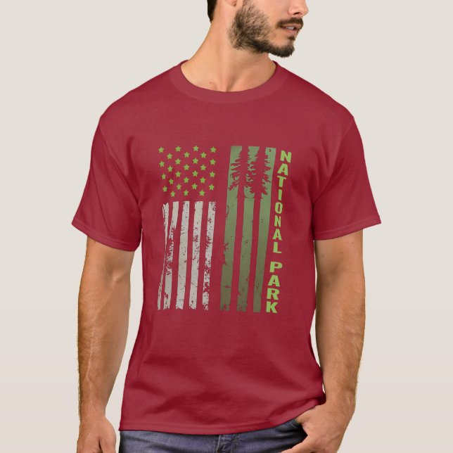 US Patriotic Pine Tree Supporting National Parks T-Shirt (Vorderseite)