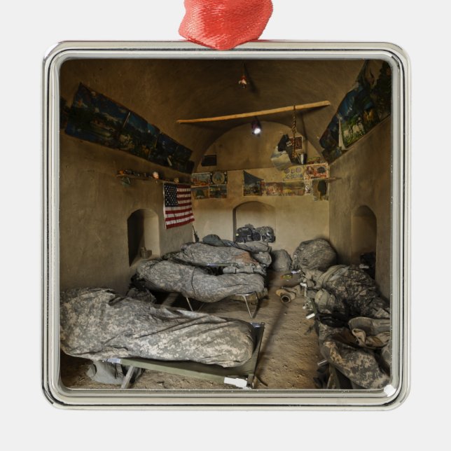 US-Soldaten schlafen in einem verlassenen Lehmhaus Silbernes Ornament