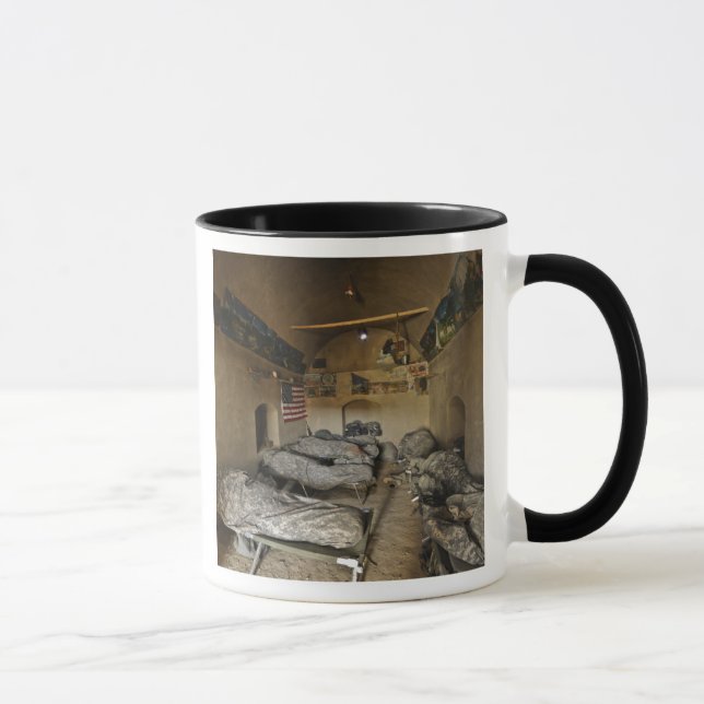 US-Soldaten schlafen in einem verlassenen Lehmhaus Tasse (Rechts)