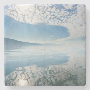 USA, Alaska, Freshwater Bay. Wolken reflektiert Steinuntersetzer