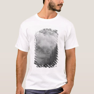 USA, Alaska, Juneau, Regenwald bedeckt Fjorde in T-Shirt