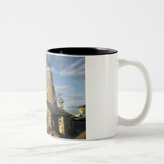 USA, ALASKA, KENAI PENINSULA, HOMER: Homer-Spange Zweifarbige Tasse (Rechts)