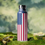 USA American Flag Patriotic Personalisiert Monogra Trinkflasche<br><div class="desc">Die alle amerikanischen, US Flagge, Old Glory, Star-Spangled Banner, US-Flagge, benutzerdefinierte, personalisierte, coole, schicke, stilvolle, schöne Imitate Goldskript / Typografie Name / Monogramm / Initialen, klassisch, verschüttungssicher, Edelstahl, kondensationsresistentes Äußeres, mit Monogramm matt schwarz haltbare doppelwandige Thor Kupfer Vacuum isolierte Flasche, die Getränke behalte heiß für 1 2 Stunden oder kalt...</div>