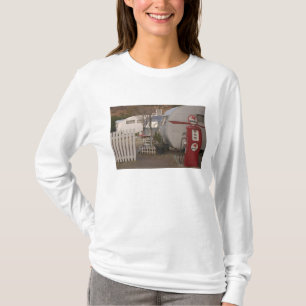 USA, Arizona, Bisbee: Schattiges Dell-Motel, alles T-Shirt