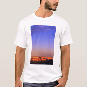 USA, Arizona, Grand Canyon NP. Mond im Himmel T-Shirt