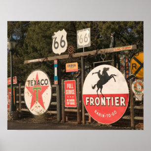USA, Arizona, Sedona: Antike Werbeschilder Poster