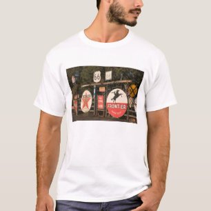 USA, Arizona, Sedona: Antike Werbeschilder T-Shirt