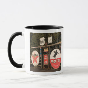 USA, Arizona, Sedona: Antike Werbeschilder Tasse