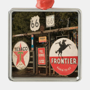 USA, Arizona, Sedona: Antike Werbungs-Zeichen Silbernes Ornament