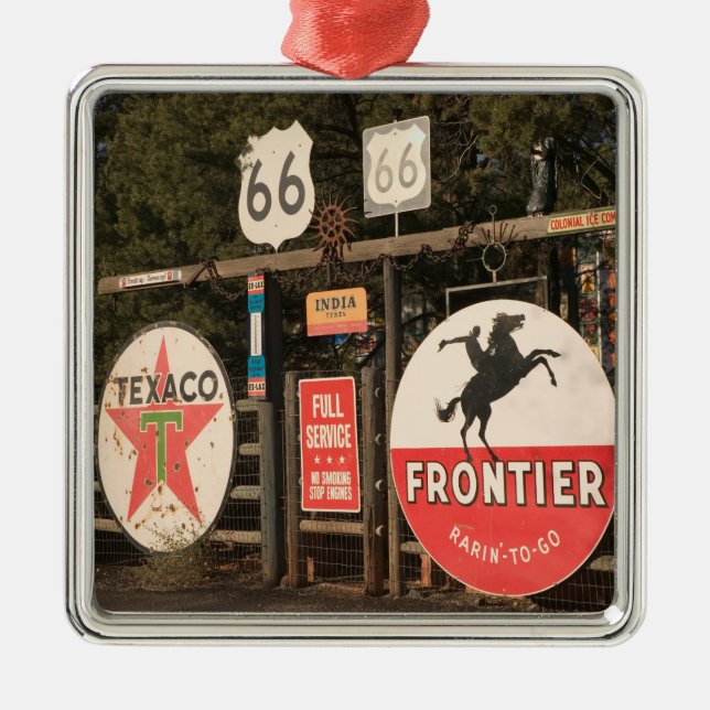 USA, Arizona, Sedona: Antike Werbungs-Zeichen Silbernes Ornament (Vorne)