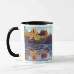 USA, Arizona, Sedona. Cathedral Rock reflektierend Tasse