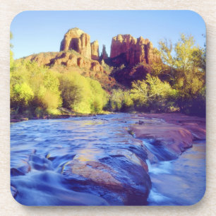 USA, Arizona, Sedona. Cathedral Rock spiegelt 2 Getränkeuntersetzer