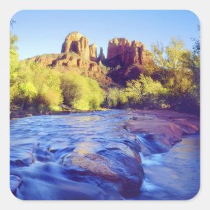 USA, Arizona, Sedona. Cathedral Rock spiegelt 2 Quadratischer Aufkleber