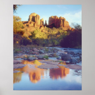 USA, Arizona, Sedona. Cathedral Rock spiegelt sich Poster