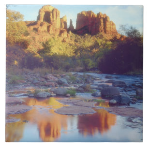 USA, Arizona, Sedona. Kathedrale Rock reflektieren Fliese