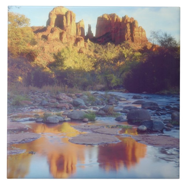 USA, Arizona, Sedona. Kathedrale Rock reflektieren Fliese (Vorderseite)