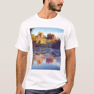 USA, Arizona, Sedona. Kathedrale Rock reflektieren T-Shirt