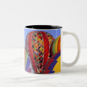 USA, Arizona, Val Vista. Farbenfrohe heiße Luft Zweifarbige Tasse