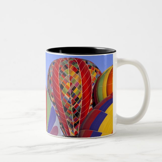 USA, Arizona, Val Vista. Farbenfrohe heiße Luft Zweifarbige Tasse (Rechts)