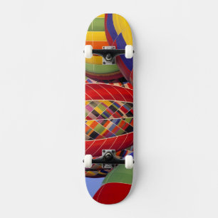 USA, Arizona, Val Vista. Farbige Heißluft Skateboard