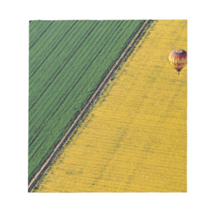 USA, Arizona, Val Vista. Heißluftballone steigen Notizblock