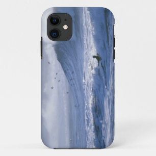 USA, Bundesstaat Washington, La Push. Mann im Kaya Case-Mate iPhone Hülle