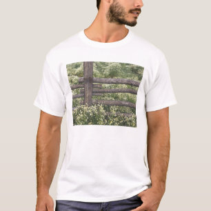 USA, Colorado, Wilde Kamille um einen Blockzaun T-Shirt