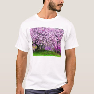 USA, Delaware, Wilmington. Holzbank unter T-Shirt
