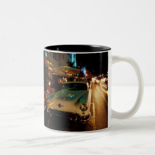 USA, FL, Miami, South Beach bei Nacht. 2 Zweifarbige Tasse