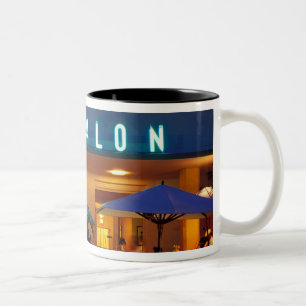 USA, FL, Miami, South Beach bei Nacht. Zweifarbige Tasse