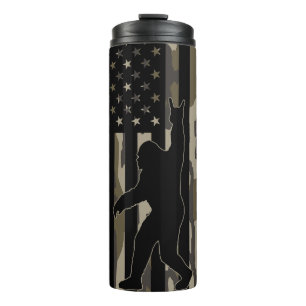 USA Flag Bigfoot Bottomland Camouflage Thermosbecher