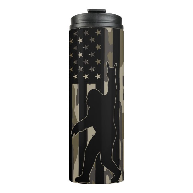 USA Flag Bigfoot Bottomland Camouflage Thermosbecher (Vorderseite)