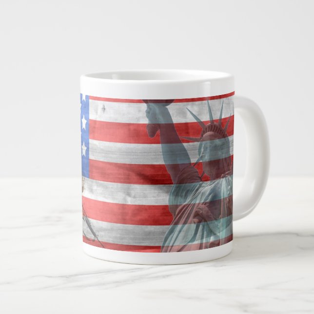 USA-Flagge mit Soldaten und Freiheitsstatue Jumbo-Tasse (Vorderseite Rechts)