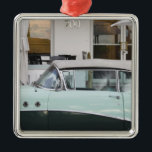 USA, Florida, Miami Beach: Südbeach, 1956 Ornament Aus Metall<br><div class="desc">COPYRIGHT Walter Bibikow/DanitaDelimont.com | US10 WBI0037.jpg | USA, Florida, Miami Beach: Südbeach, Buick-Kabriolett 1956/Ozean-Antrieb</div>