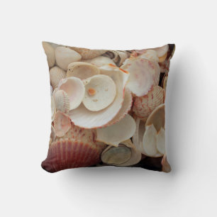 USA, Florida. Nahaufnahme von Muscheln auf Santa R Kissen