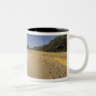 USA, Hawaii, Maui, Fußspuren im Sand, Makena Zweifarbige Tasse