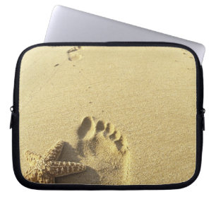 USA, Hawaii, Maui, Makena Beach, Footprint und Laptopschutzhülle