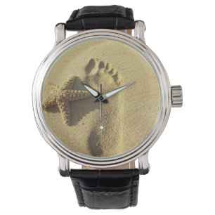 USA, Hawaii, Maui, Makena Beach, Fußabdruck und Armbanduhr