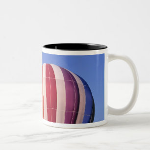 USA, Idaho, Teton Valley. Farbige Heißluft Zweifarbige Tasse