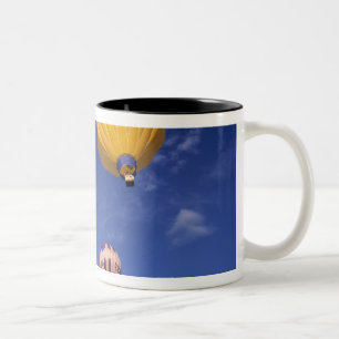 USA, Idaho, Teton Valley. Heißluftballons Zweifarbige Tasse