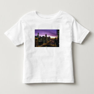 USA, IL, Chicago. Chicago Skyline und Fluss Kleinkind T-shirt