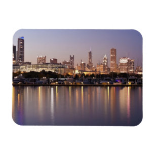USA, Illinois, Skyline von Chicago bei Dämmerung Magnet