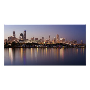 USA, Illinois, Skyline von Chicago bei Dämmerung Poster