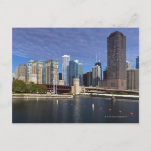USA, Illinois, Skyline von Chicago über den Fluss Postkarte