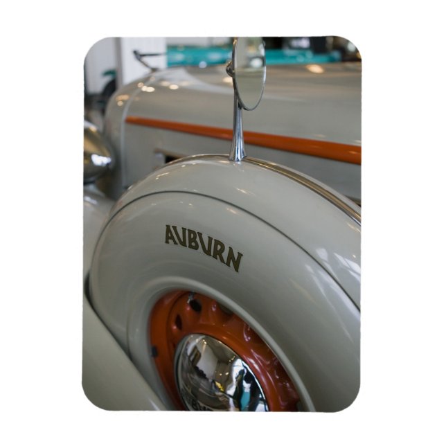 USA, Indiana, Auburn: Auburn, Cord, Duesenberg 13 Magnet (Vertikal)