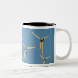 USA, Kalifornien, Altamont Pass, Windgeneratoren. Zweifarbige Tasse