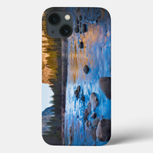 USA, Kalifornien. Felsreflexe in zusammengefasster iPhone 13 Hülle